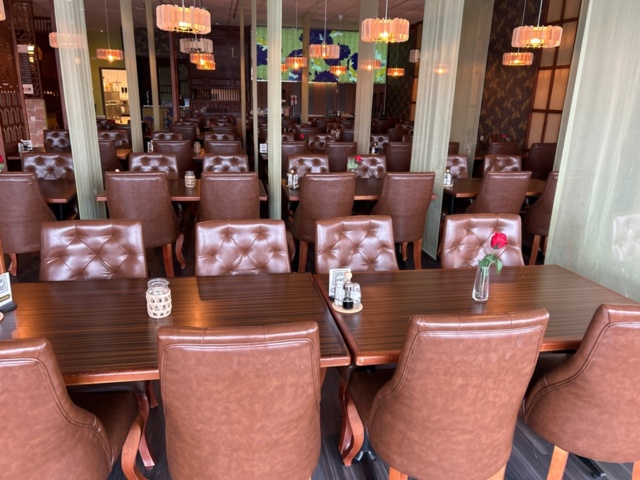 1532098-2 Tables and chairs for restaurant (approx. 100 guests)