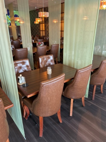 1532098-7 Tables and chairs for restaurant (approx. 100 guests)