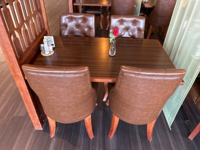 1532098-4 Tables and chairs for restaurant (approx. 100 guests)