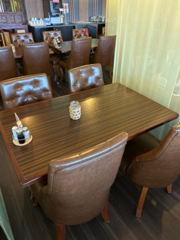 1532098-9 Tables and chairs for restaurant (approx. 100 guests)