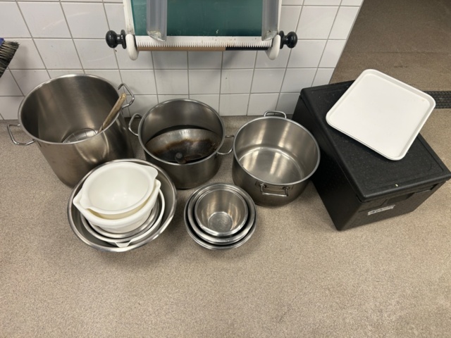 1532061-1 Parti skålar, tallrikar, grytor m.m.