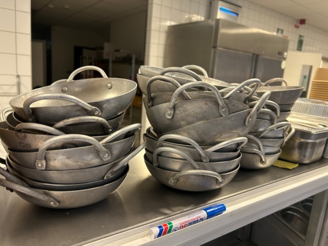 1532061-3 Parti skålar, tallrikar, grytor m.m.