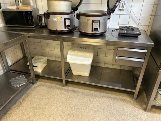 1532060-1 Rostfri bänk med utdragslådor