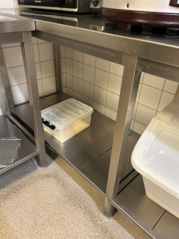 1532060-4 Rostfri bänk med utdragslådor