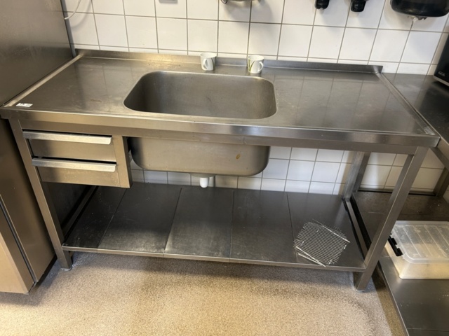 1532059-1 Rostfri diskbänk med ho & utdragslådor