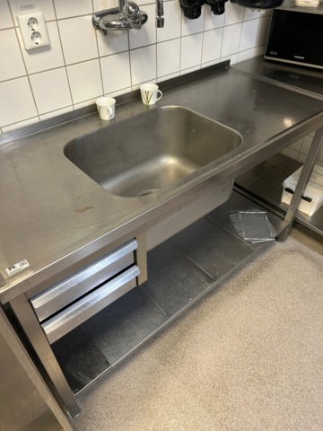 1532059-2 Rostfri diskbänk med ho & utdragslådor