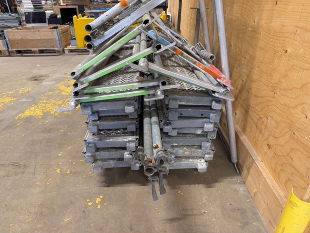 1516514-5 Collection of scaffolding parts – Layher / Haki / Monzon