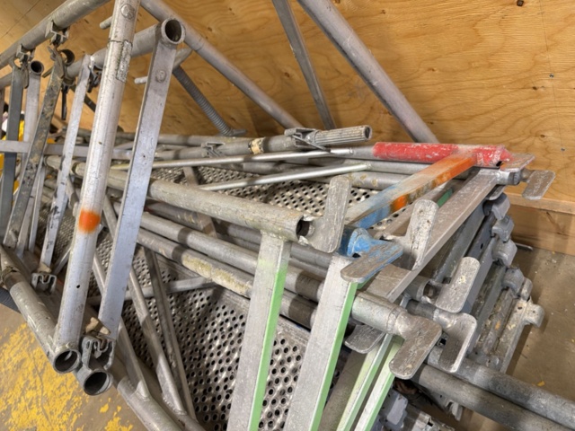 1516514-14 Collection of scaffolding parts – Layher / Haki / Monzon