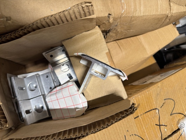 1516515-5 Fästmaterial och installationsdetaljer