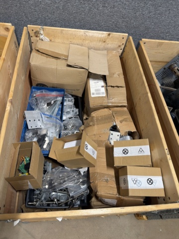 1516515-10 Fästmaterial och installationsdetaljer