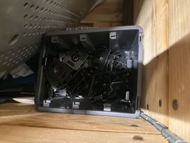1516515-25 Fästmaterial och installationsdetaljer