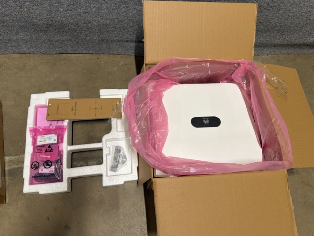 Växelriktare med tillbehör – Huawei SUN2000-15KTL-M2 (Ny/oanvänd)