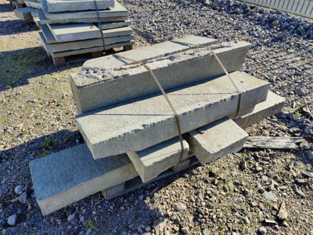 1091302-24 Mixed curbstone/blockstone