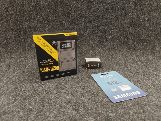 Batteriladdare Nitecore USN4 Pro & microSD-kort Samsung EVO Plus 512 GB