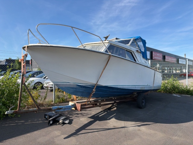 Motorbåt med båtvagn och motor - Coronet 24