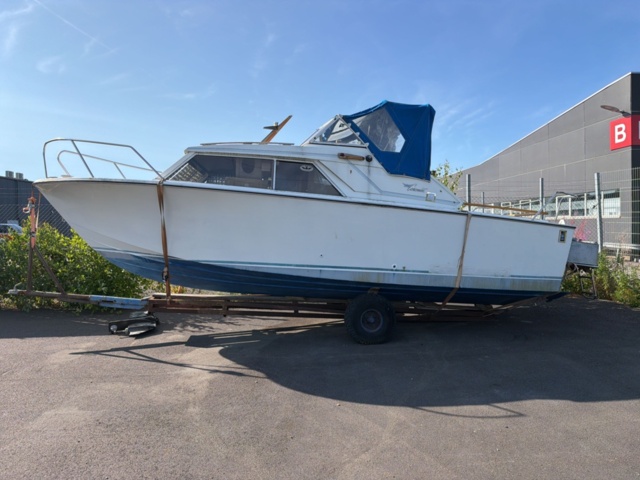 1516217-2 Motorbåt med båtvagn och motor - Coronet 24