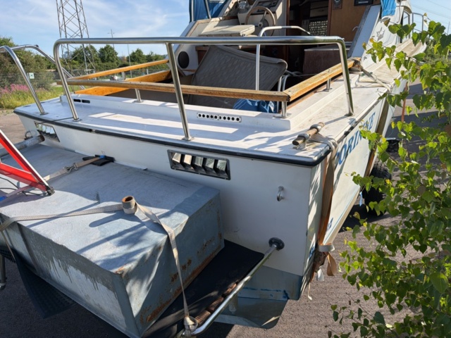 1516217-5 Motorbåt med båtvagn och motor - Coronet 24
