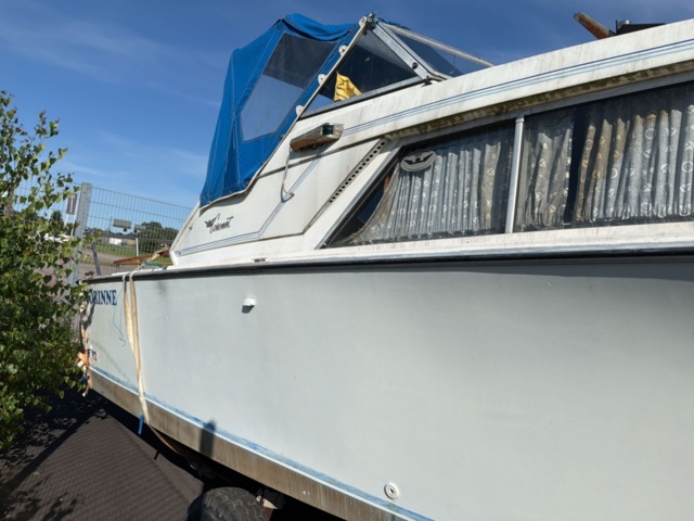1516217-7 Motorbåt med båtvagn och motor - Coronet 24