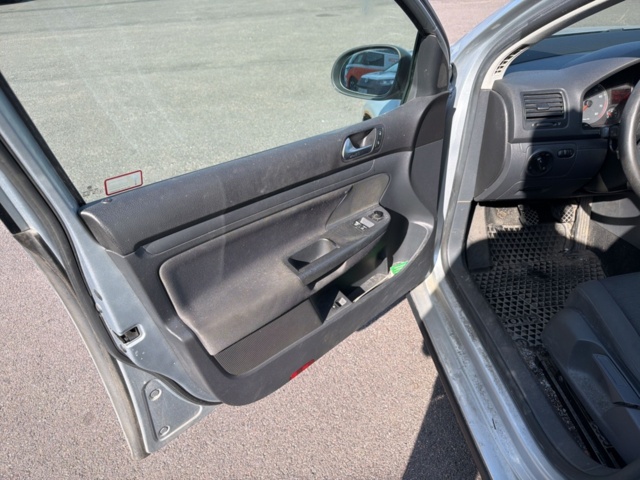 1516220-10 Volkswagen Golf 5-dörrar 1.6 Manuell, 102hk, -2007 (Reparationsobjekt)