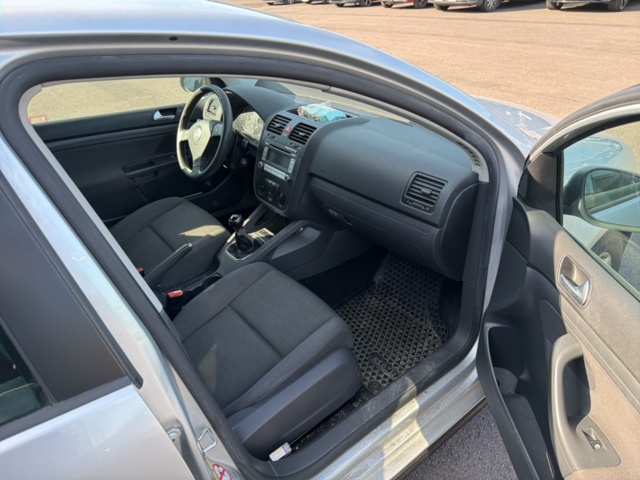 1516220-17 Volkswagen Golf 5-dörrar 1.6 Manuell, 102hk, -2007 (Reparationsobjekt)