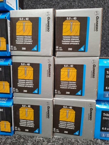 1557785-5 18 st Förpackningar Träskruv, Gunnebo