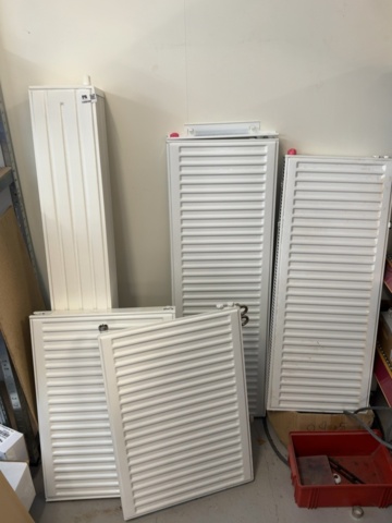1458458-1 Parti med 5 vattenburna panelradiatorer