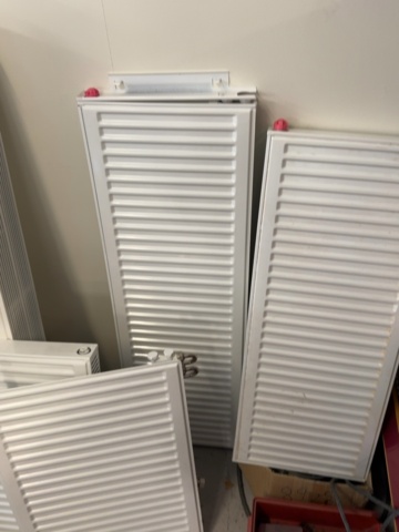1458458-3 Parti med 5 vattenburna panelradiatorer