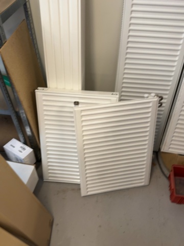 1458458-4 Parti med 5 vattenburna panelradiatorer
