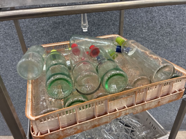 1558471-6 Diskbacksvagn i rostfritt stål med glas & flaskor