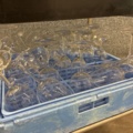1558471-9 Diskbacksvagn i rostfritt stål med glas & flaskor