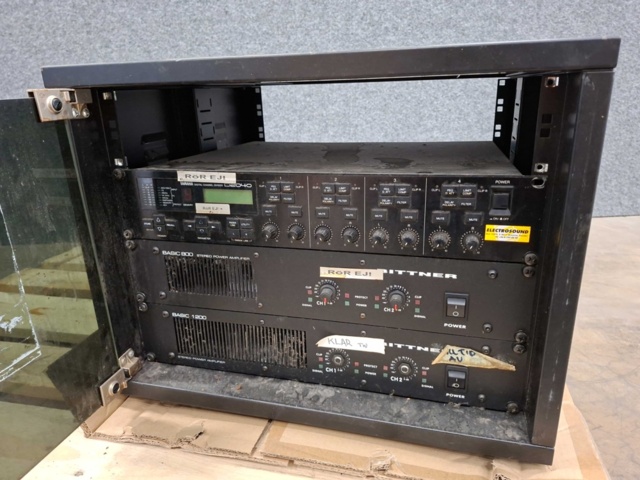 Rackskåp med högtalarstyrenhet Yamaha D2040 digital & slutsteg Bittner