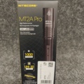 1555245-5 Power Bank NB10000 Gen3 & Ficklampa Nitecore MT2A Pro