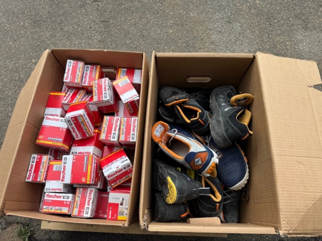 1405982-1 Lot of plastic plugs and used work shoes