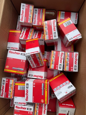 1405982-2 Lot of plastic plugs and used work shoes