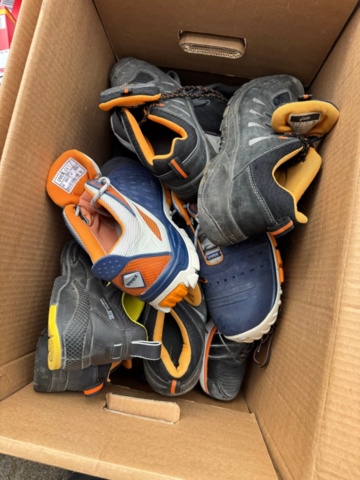 1405982-5 Lot of plastic plugs and used work shoes