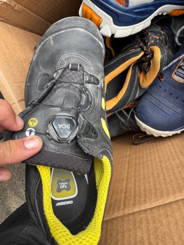 1405982-8 Lot of plastic plugs and used work shoes
