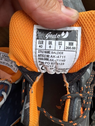 1405982-9 Lot of plastic plugs and used work shoes