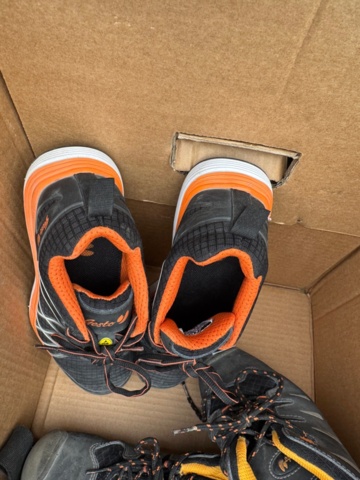 1405982-14 Lot of plastic plugs and used work shoes