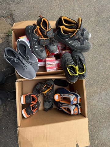 1405982-15 Lot of plastic plugs and used work shoes