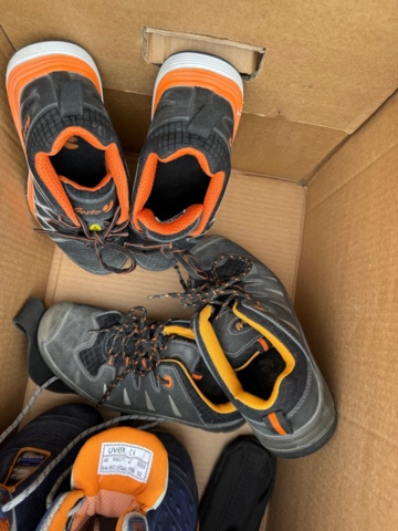 1405982-17 Lot of plastic plugs and used work shoes