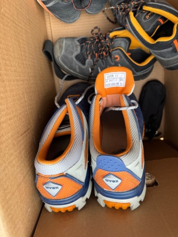 1405982-18 Lot of plastic plugs and used work shoes