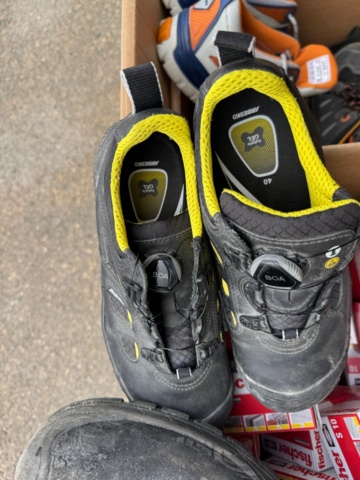 1405982-19 Lot of plastic plugs and used work shoes