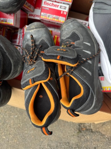 1405982-21 Lot of plastic plugs and used work shoes