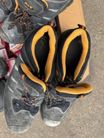 1405982-22 Lot of plastic plugs and used work shoes
