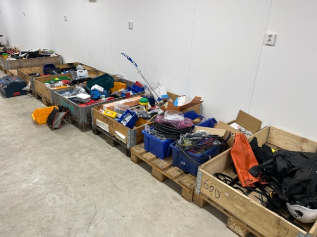 1532127-1 7 pallar med verktyg och förbrukningsmaterial