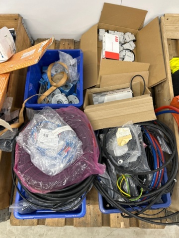 1532127-2 7 pallar med verktyg och förbrukningsmaterial
