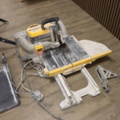 1296103-1 Kakelskärare Dewalt D24000 med ställning/kar
