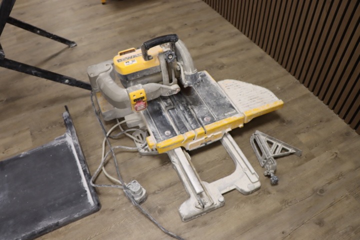 1296103-1 Kakelskärare Dewalt D24000 med ställning/kar