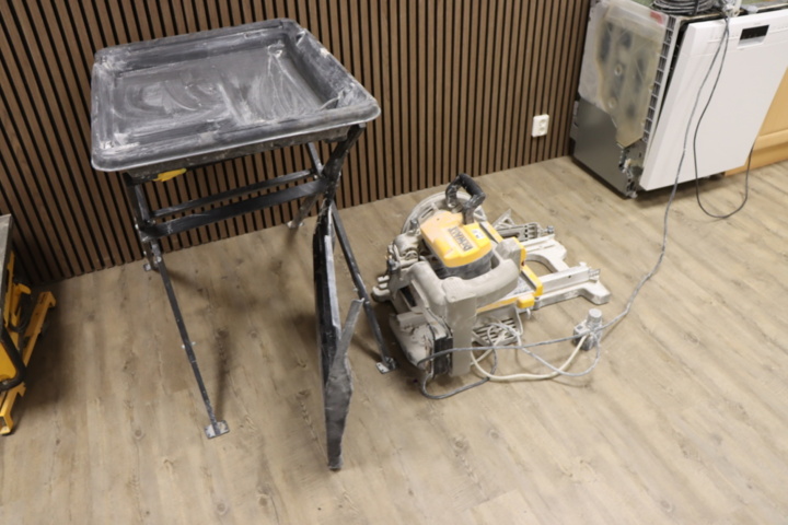 1296103-3 Kakelskärare Dewalt D24000 med ställning/kar