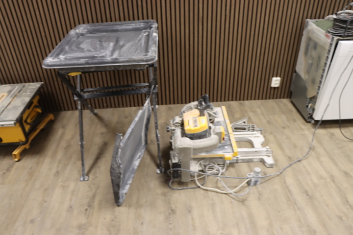 1296103-4 Kakelskärare Dewalt D24000 med ställning/kar
